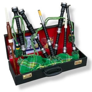 Puede incluir: Un juego de gaitas negras en un estuche negro con interior rojo. Las gaitas son negras con detalles plateados y cordones decorativos verdes y amarillos. También se incluye una bolsa a cuadros verde y amarilla.