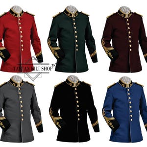 Peut inclure: Six vestes de style militaire de différentes couleurs avec des boutons et des garnitures dorés. Les vestes sont rouge, verte, bordeaux, grise, noire et bleue.