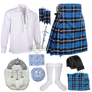 Könnte beinhalten: Ein komplettes schottisches Kilt-Outfit mit einem blau-schwarz karierten Kilt, einem weißen Hemd mit Schnürung und einem weißen Fell-Sporran. Zubehör: Schwert, Gürtel, Socken und Schottenkaro-Schal. Für traditionelle schottische Anlässe.