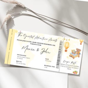 Invitación de tarjeta de embarque para baby shower La aventura te espera en color amarillo pastel, Invitación de tarjeta de embarque, Bebé en camino, Rifa de pañales