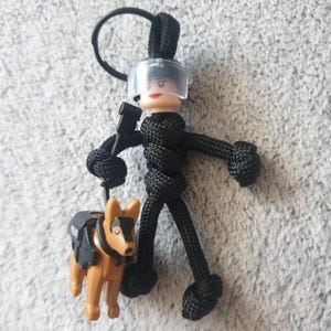 女性機動隊犬ハンドラーのキーホルダー。