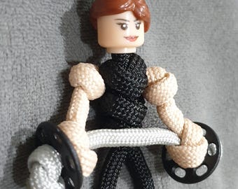 Mini llavero de gimnasio femenino. Cabello castaño.