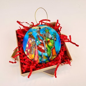 Reyes 2024 handgemaakt kleurrijk ornament keramische kunst Puerto Ricaanse kunstenaar Susana Castells vakantiedecor gouden koord Three Wise Men