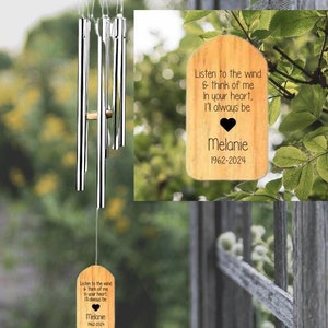 Puede incluir: Un carillón de viento de madera con un tubo de carillón de metal y una etiqueta de madera que dice "Escucha el viento y piensa en mí en tu corazón, siempre estaré ahí Melanie 1962-2024".