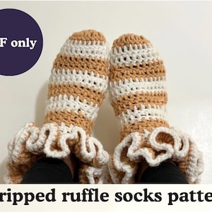 Può includere: Calzini all'uncinetto a righe beige e bianche, con un dettaglio a balze. Il testo "PDF only" è in un cerchio viola scuro e "Stripped ruffle socks pattern" in nero.