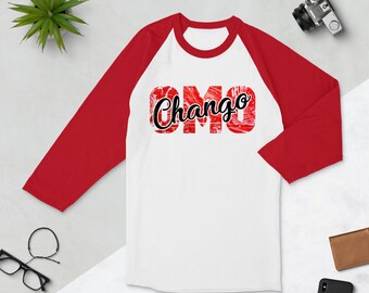 Puede incluir: Una camiseta de béisbol blanca y roja con un gráfico rojo y blanco que dice "OMO Chango" en texto negro.