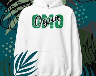 Puede incluir: Sudadera con capucha blanca con un gráfico verde y negro desgastado que dice "OGUN" en la parte delantera.