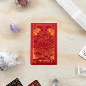 Orm Zodiac Tarot-klistermärke Vattentätt kinesiskt nyårsklistermärke för dekoration 2025 Lunar New Year vinylklistermärke Orm stansat klistermärke Orm Tarot Red 2.5" x 3.9"