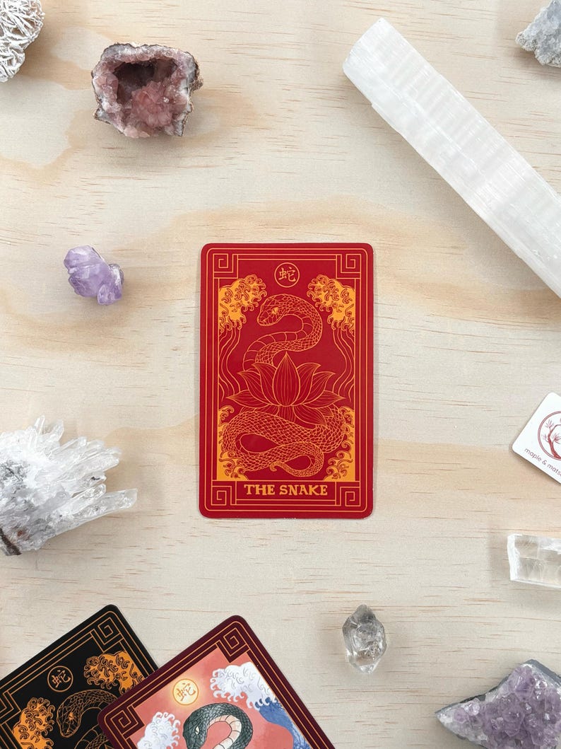 Orm Zodiac Tarot-klistermärke Vattentätt kinesiskt nyårsklistermärke för dekoration 2025 Lunar New Year vinylklistermärke Orm stansat klistermärke Orm Tarot Red 2.5" x 3.9"