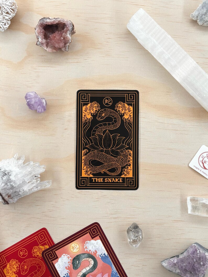 Orm Zodiac Tarot-klistermärke Vattentätt kinesiskt nyårsklistermärke för dekoration 2025 Lunar New Year vinylklistermärke Orm stansat klistermärke Orm Tarot Black 2.5" x 3.9"