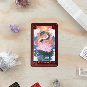 Orm Zodiac Tarot-klistermärke Vattentätt kinesiskt nyårsklistermärke för dekoration 2025 Lunar New Year vinylklistermärke Orm stansat klistermärke Orm Tarot Coloured 2.5" x 3.9"