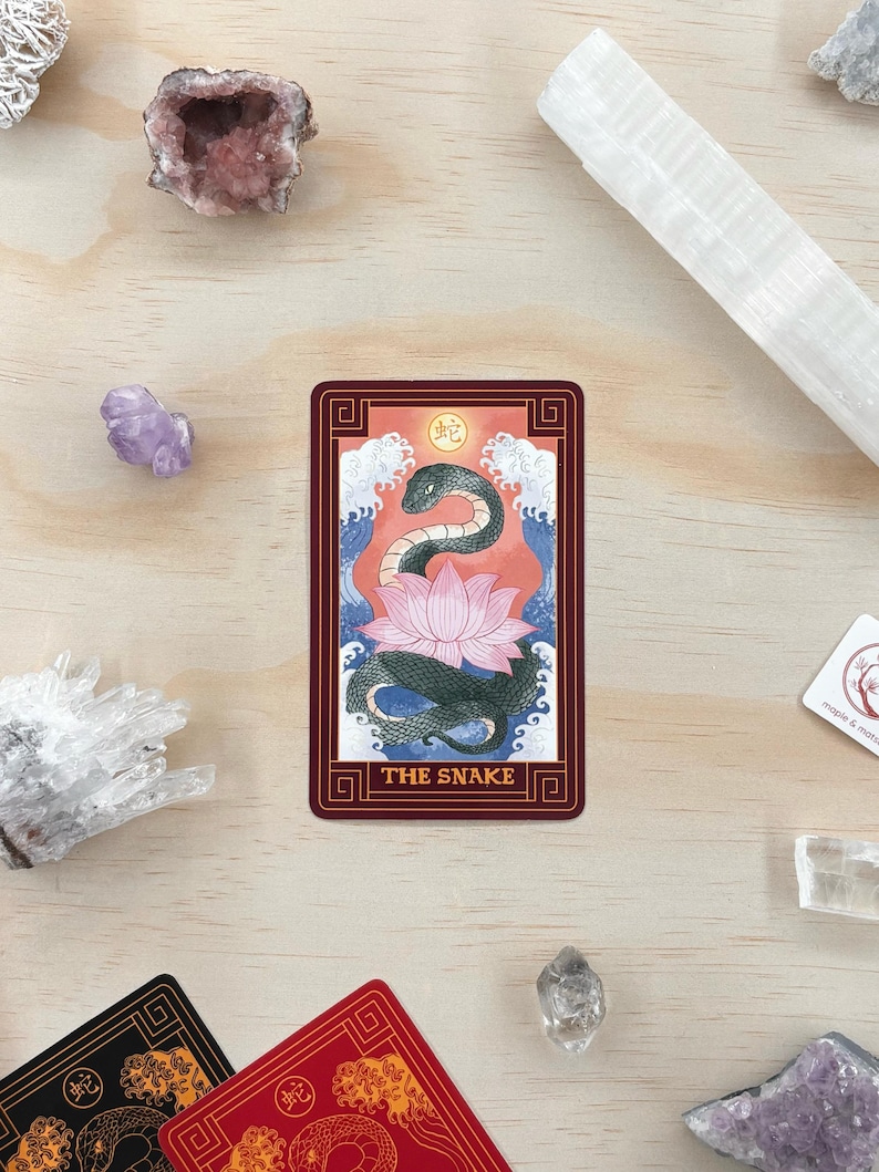 Orm Zodiac Tarot-klistermärke Vattentätt kinesiskt nyårsklistermärke för dekoration 2025 Lunar New Year vinylklistermärke Orm stansat klistermärke Orm Tarot Coloured 2.5" x 3.9"