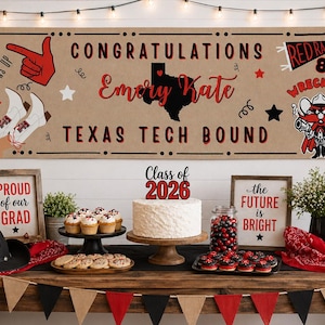 Puede incluir: Una decoración de fiesta de graduación con una pancarta que dice "Felicidades Emery Kate Texas Tech Bound". Las decoraciones incluyen globos, un pastel, cupcakes y un sombrero. La pancarta tiene el texto "Guns Up" y "Red Raiders 806 Wreck 'Em".