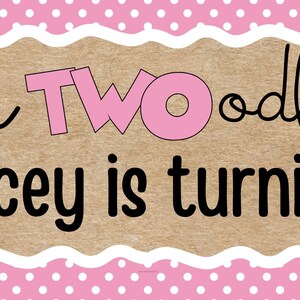 K&ouml;nnte beinhalten: Ein rosa-wei&szlig; gepunktetes Banner mit dem Text "oh TWOodles Jacey is turning". Minnie Mouse ist links, und eine rosa Zahl 2 mit einer Schleife ist rechts. Der Hintergrund ist rosa mit wei&szlig;en Punkten.