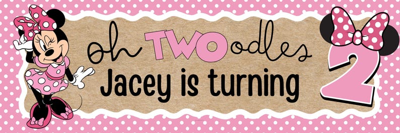 K&ouml;nnte beinhalten: Ein rosa-wei&szlig; gepunktetes Banner mit dem Text "oh TWOodles Jacey is turning". Minnie Mouse ist links, und eine rosa Zahl 2 mit einer Schleife ist rechts. Der Hintergrund ist rosa mit wei&szlig;en Punkten.