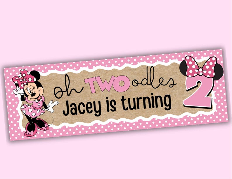 K&ouml;nnte beinhalten: Ein rosa-braunes Banner mit dem Text "oh TWOodles Jacey is turning". Das Banner zeigt eine Cartoon-Figur von Minnie Mouse und eine gro&szlig;e rosa Zahl 2. Das Banner ist mit einem rosa Polka-Dot-Rand verziert.
