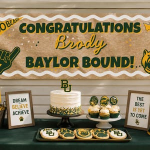 以下が含まれることがあります： 「Congratulations Brody Baylor Bound!」と書かれた緑と金のバナーがある卒業祝いのシーン。ケーキ、カップケーキ、クッキー、額入りの看板、風船が飾られています。卒業のお祝いがテーマです。
