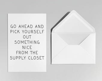 Könnte beinhalten: Eine weiße Karte mit dem Text "GO AHEAD AND PICK YOURSELF OUT SOMETHING NICE FROM THE SUPPLY CLOSET" neben einem offenen weißen Umschlag. Der Text ist in einer einfachen, serifenlosen Schriftart. Der Hintergrund ist hellgrau.
