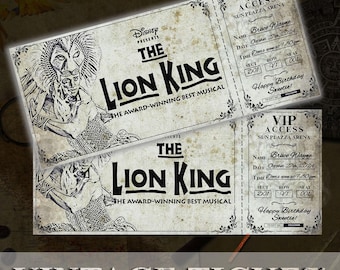 Könnte beinhalten: Ein Vintage-Ticket für das Musical Der König der Löwen mit einer Schwarzweißillustration von Scar, dem Bösewicht aus dem Disney-Film. Das Ticket ist für VIP-Zugang zur Sun Plaza Arena, mit dem Namen Bruce Wayne, Datum 27. Oktober 2024, Uhrzeit 19:30 Uhr, Sektor D01, Reihe 91, Sitzplatz 001. Das Ticket lautet "Happy Birthday Sweetie!"