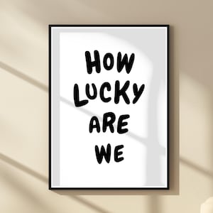 Jak szczęśliwi jesteśmy Wydrukuj inspirującą typografię Sztuka ścienna Nowoczesny wystrój Cyfrowe pobieranie Preppy Apartment Dobre wibracje Plakat Prezent dla Par