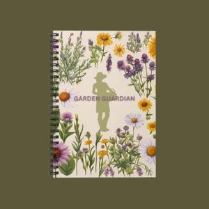Könnte beinhalten: Spiralgebundenes Notizbuch mit floralem Design. Das Cover zeigt eine Silhouette eines Gärtners, umgeben von Illustrationen von Gänseblümchen, Lavendel und anderen Wildblumen. Die Worte "GARDEN GUARDIAN" sind darunter gedruckt.