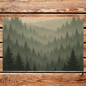 Puede incluir: Una impresión de arte mural rectangular que representa una escena de bosque brumoso. La obra de arte presenta capas de árboles de hoja perenne en varios tonos de verde y gris, creando una sensación de profundidad y tranquilidad. El fondo se desvanece en una atmósfera suave y brumosa.