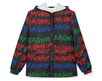 Op de afbeelding: Zwarte jas met capuchon en ritssluiting met het woord "BAGWAY" in rode, groene en blauwe letters. De jas heeft een witte binnenvoering en een lange ritssluiting. Het ontwerp wordt herhaald.