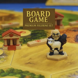 Puede incluir: Un juego de mesa con figuras en miniatura. El tablero es de color beige y verde con un fondo azul. Las figuras incluyen un edificio con techo rojo, una figura sosteniendo una oveja y otras piezas del juego. El texto en la imagen dice "BOARD GAME PREMIUM FIGURINE SET."