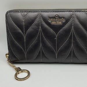 Una hermosa cartera de mano con cremallera Kate Spade de Briar Lane en cuero gris