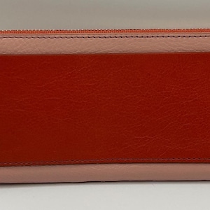 Una cartera de mano Shelby con cremallera y broche de cuero Fosil muy bonita y colorida