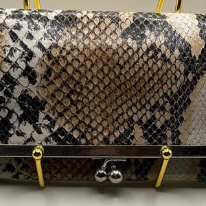 Cartera de mano HTF Vintage Hobo International de piel con estampado de serpiente, agotada.