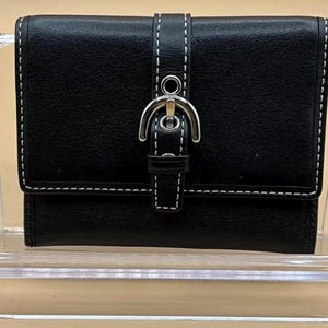 La cartera para tarjetas de identificación de COACH pequeña de cuero negro vintage muy linda y genial