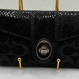 Una rara cartera vintage Coach Turnlock de cuero negro con estampado de serpiente a la venta