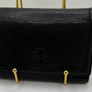 Una hermosa y rara billetera vintage de cuero negro con broche de presión de Tory Burch