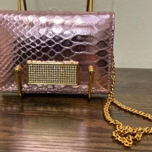 Ash & Diamonds Metallic Rosa Plånbok Med Pythonmotiv – Kvällsväska med Y2K-motiv