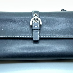 Un raro portafoglio a tre ante in pelle nera Coach HTF Vintage Y2K con custodia per libretto degli assegni