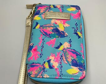 Un portefeuille vintage rare HTF Lilly Pulitzer Travel en tissu à imprimé poisson