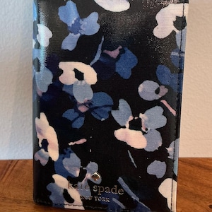 A Rare HTF Kate Spade Cedar Street Floral Passport Case Holder Passport Wallet