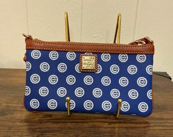 Raro portafoglio vintage Dooney & Bourke Chicago Cubs in tela e pelle con cerniera.
