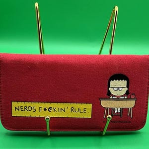 Uma rara carteira vintage com fecho vermelho Angry Little Girls da Lela Lee para mulheres