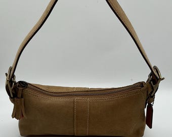 Un rare sac à main HTF Coach Hamptons Baguette en daim fauve 7470 vintage 2004 Y2K