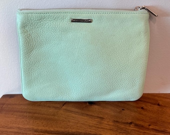 Una rara bolsa vintage HTF de Rebecca Minkoff de cuero azul claro con cremallera y tamaño decente.
