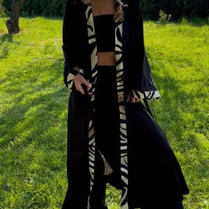 Schwarzer Kimono mit Zebramuster-Besatz | Festival-Outfit: Boho-Staubmantel, Wickelkleid & Strandkleid | Viskose-Resortmode | Handgefertigt
