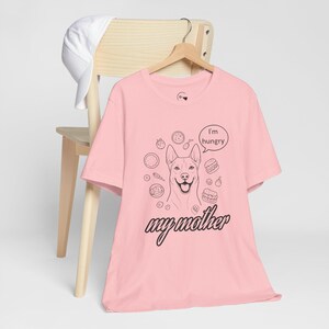 Happy Dog with Food Unisex jersey T-shirt met korte mouw, aanpasbaar T-shirt met gepersonaliseerde tekst, hondenliefhebber cadeau, grappig hondenshirt, huisdier ouder