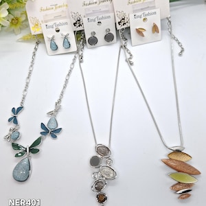 Beautiful jewellery set. Charming necklace and earrings with a combination of gemstones, flowers and silver.