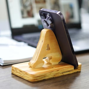 Soporte de madera personalizado para teléfono - Diseño de letras del alfabeto personalizado - Soporte de madera para móvil hecho a mano - Regalo único para escritorio, oficina y decoración del hogar