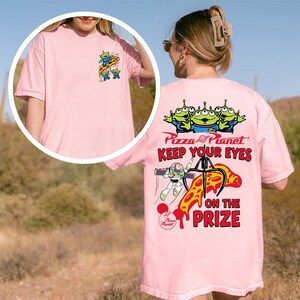 Two-sided Disney Toy Story Alien Buzz Lightyear Shirt, Pizza Planet Keep Your Eyes on the Prize Tee, Disney World Trip Outfit bild 8