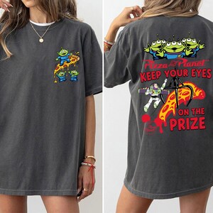 Two-sided Disney Toy Story Alien Buzz Lightyear Shirt, Pizza Planet Keep Your Eyes on the Prize Tee, Disney World Trip Outfit bild 9