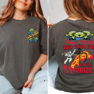 Two-sided Disney Toy Story Alien Buzz Lightyear Shirt, Pizza Planet Keep Your Eyes on the Prize Tee, Disney World Trip Outfit bild 1