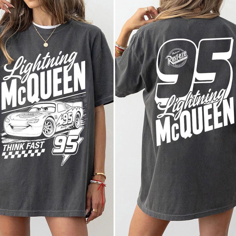 Camiseta de Rayo McQueen 95 Think Fast de dos caras, camiseta de Cars de Disney Pixar, camiseta Rust-eze Racing McQueen, Cars Family Vacation 2026 imagen 1